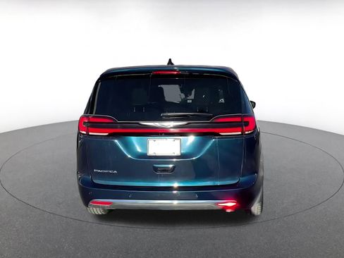 Used 2025 Chrysler Pacifica Select image 12