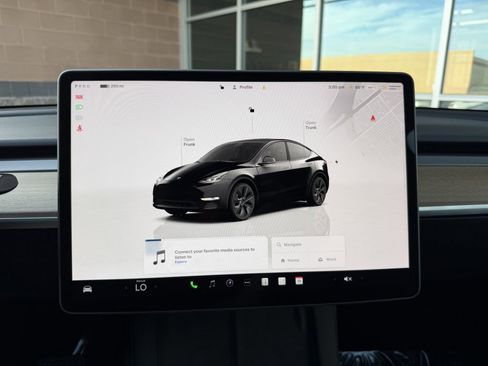 Used 2024 Tesla Model Y 2WD image 17