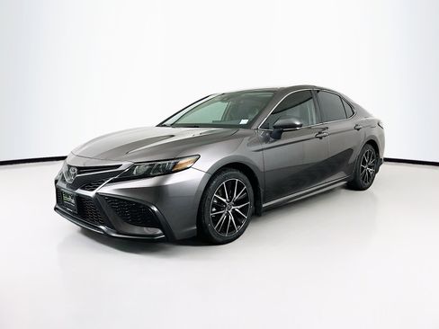 Used 2023 Toyota Camry SE image 3