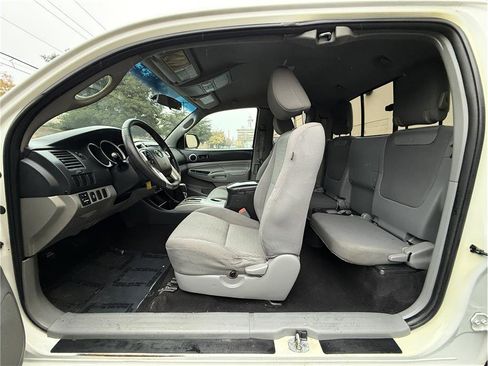 Used 2014 Toyota Tacoma PreRunner image 16