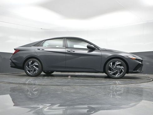 Used 2025 Hyundai Elantra Limited image 49