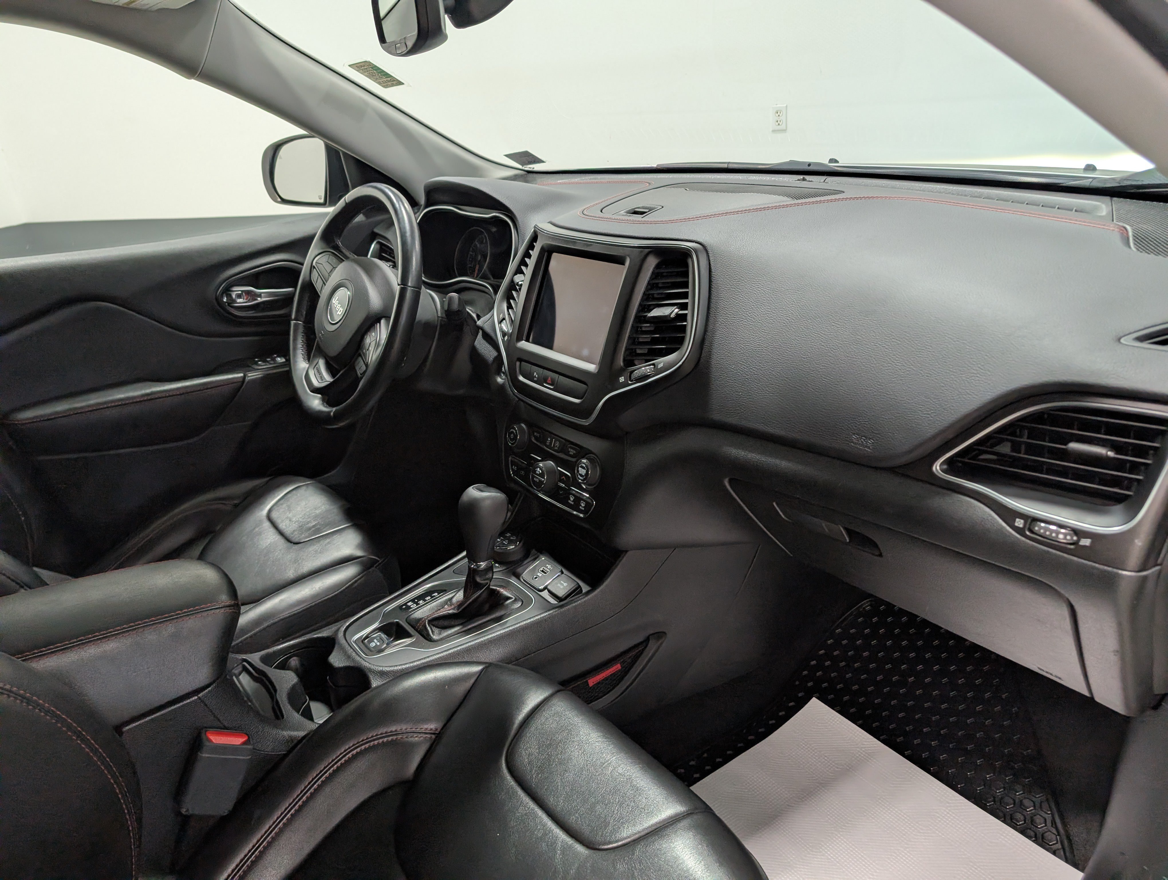 Used 2020 Jeep Cherokee Trailhawk w/ Comfort/Convenience Group AWD/4WD image 18