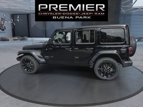 Used 2025 Jeep Wrangler Unlimited Sahara w/ Safety Group AWD/4WD image 5