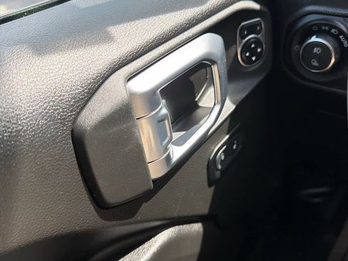 Used 2023 Jeep Gladiator Sport AWD/4WD image 17