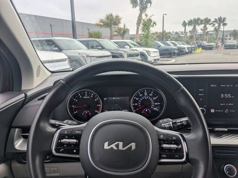 Used 2024 Kia Carnival LX FWD image 26