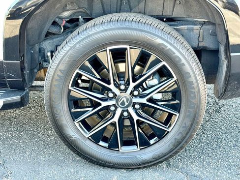 Used 2025 Lexus GX 550 w/ Accessory Package (2T) image 11