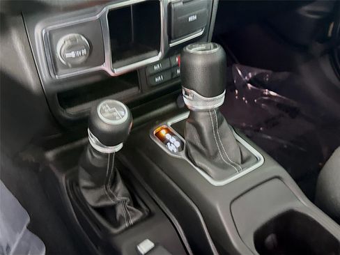 Used 2024 Jeep Gladiator Sport AWD/4WD image 18