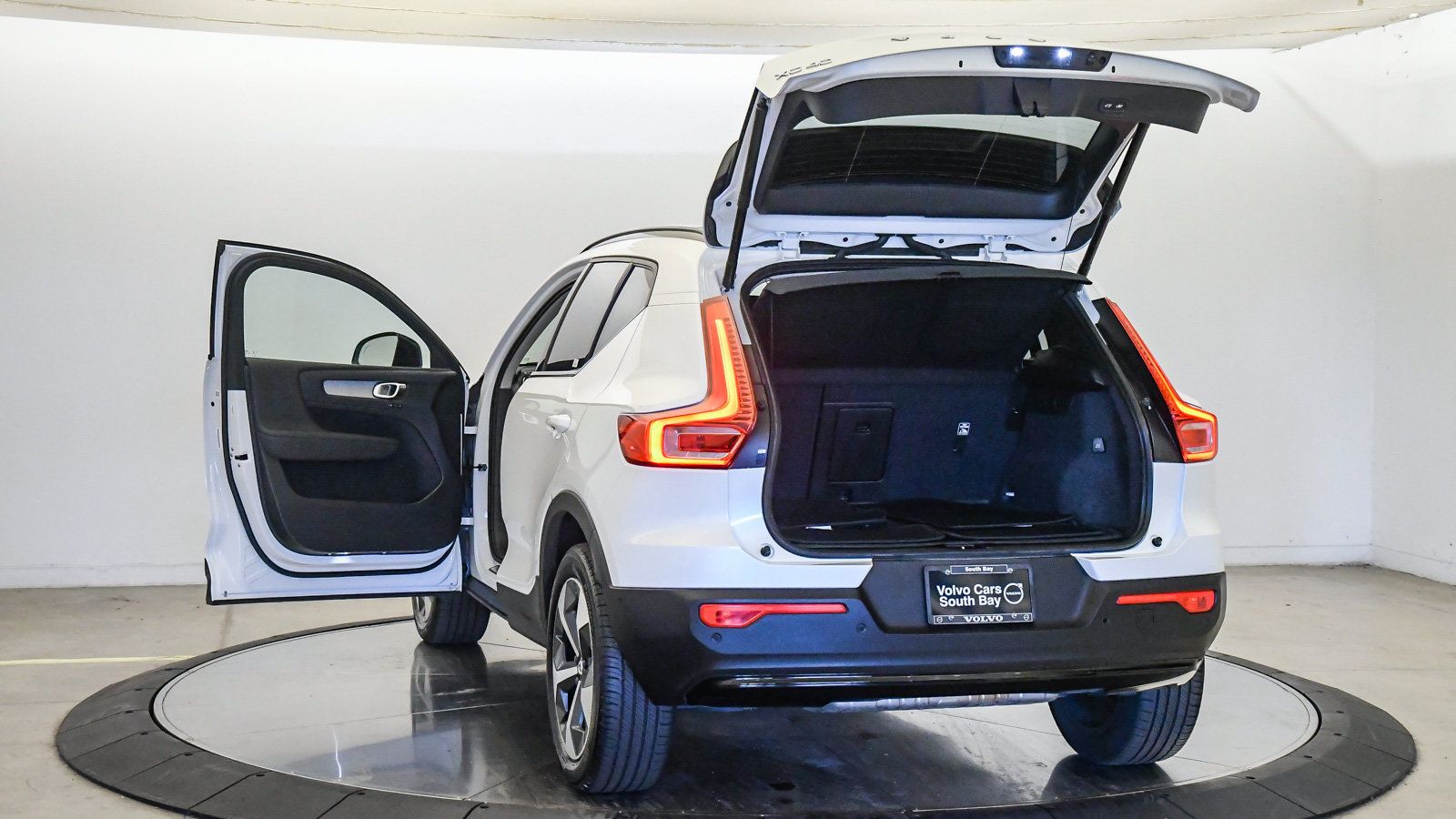 Certified 2026 Volvo XC40 B5 Plus AWD/4WD image 26