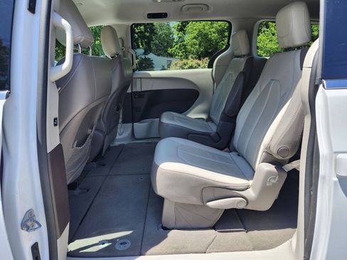 Used 2017 Chrysler Pacifica Touring-L FWD image 6