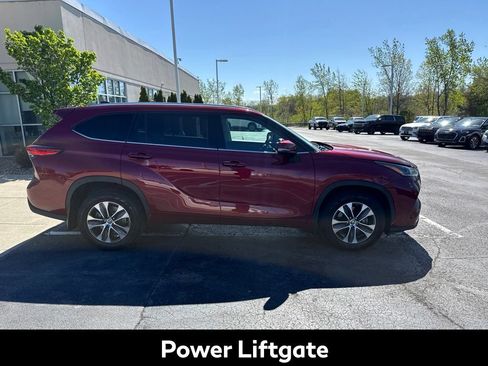 Used 2021 Toyota Highlander XLE AWD/4WD image 3