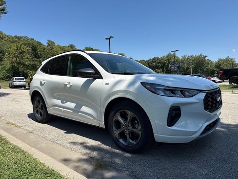 Used 2023 Ford Escape ST-Line w/ Tech Pack #1 FWD image 3