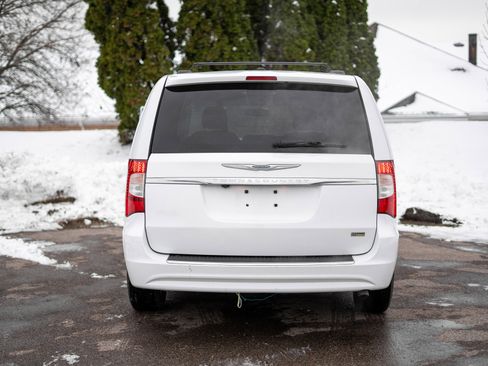 Used 2016 Chrysler Town & Country Touring image 6
