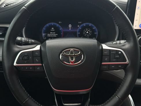 Used 2023 Toyota Highlander Limited FWD image 26