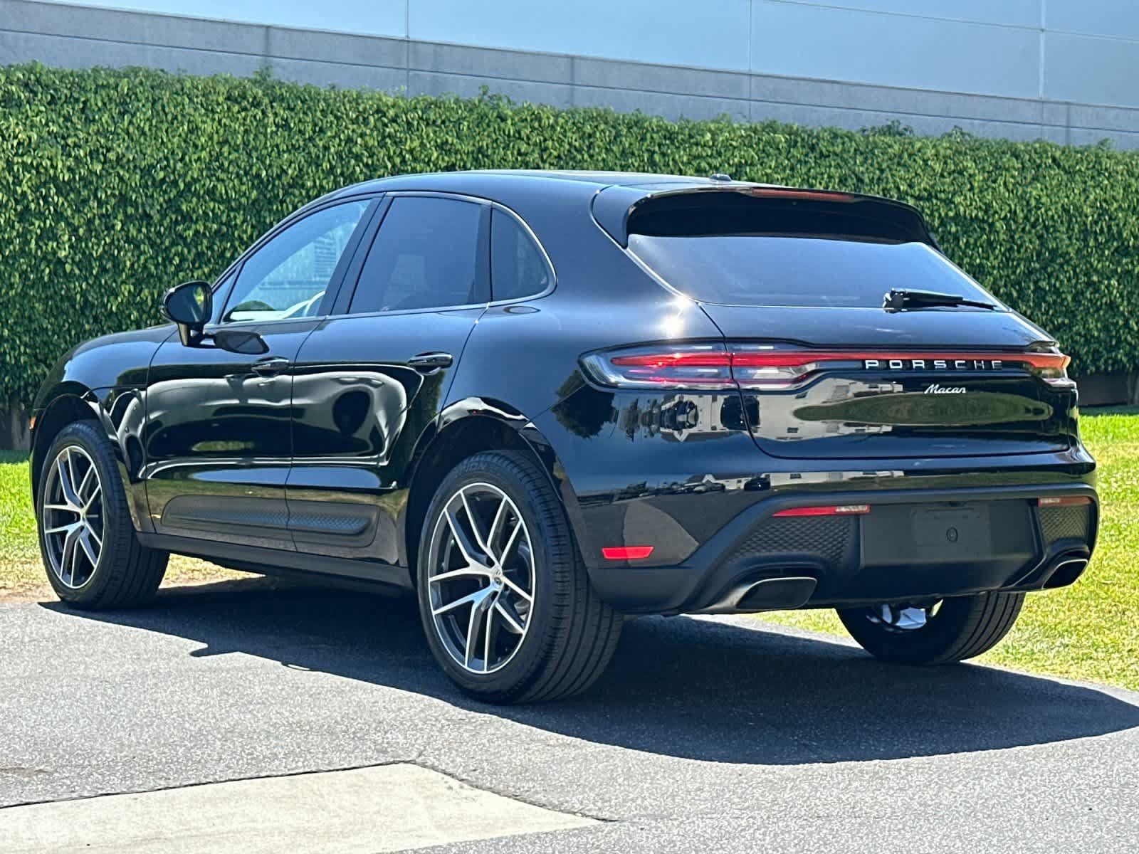Certified 2025 Porsche Macan AWD/4WD image 3