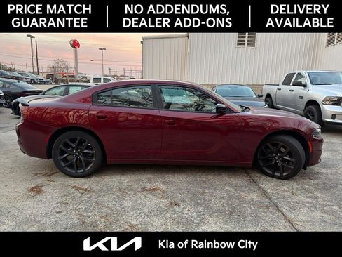 Used 2019 Dodge Charger SXT image 2