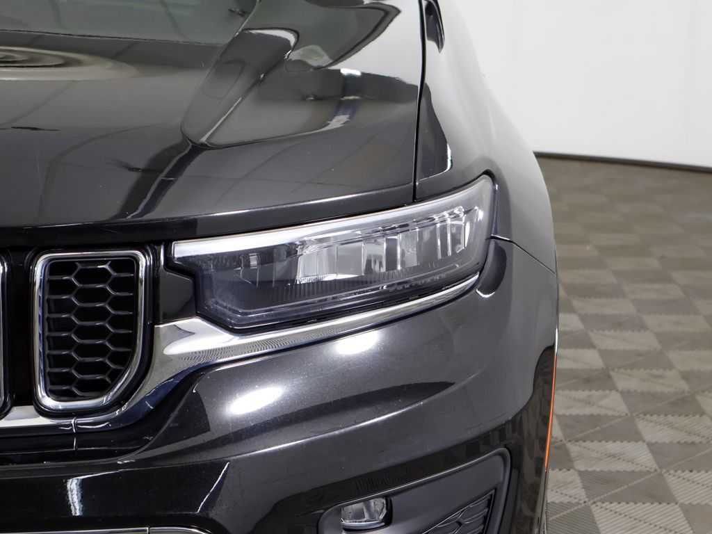 Used 2022 Jeep Grand Cherokee Overland w/ Luxury Tech Group IV AWD/4WD image 19
