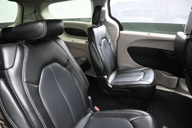 Used 2024 Chrysler Pacifica Touring-L FWD image 28