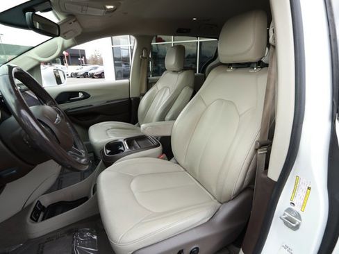 Used 2020 Chrysler Pacifica Touring-L image 25