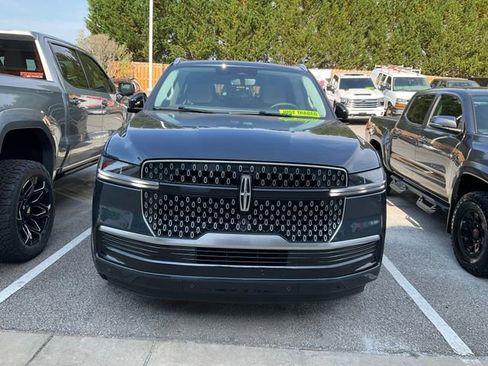 Used 2025 Lincoln Navigator Reserve AWD/4WD image 2