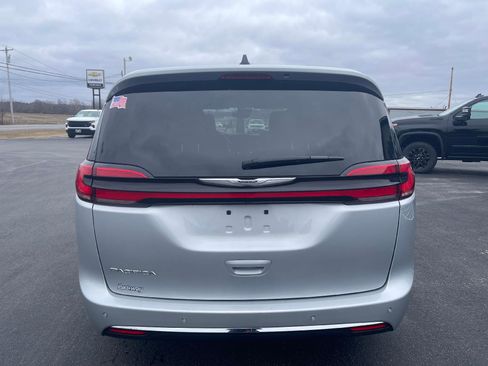 Used 2024 Chrysler Pacifica Touring-L image 7