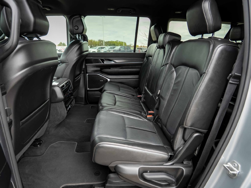 Used 2023 Jeep Wagoneer L Series II AWD/4WD image 20