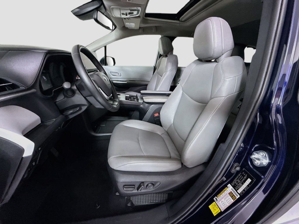 Used 2026 Toyota Sienna XLE FWD image 19