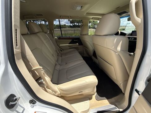 Used 2020 Lexus LX 570 4WD w/ Luxury Package image 17