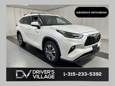 Used 2021 Toyota Highlander XLE AWD/4WD image 1