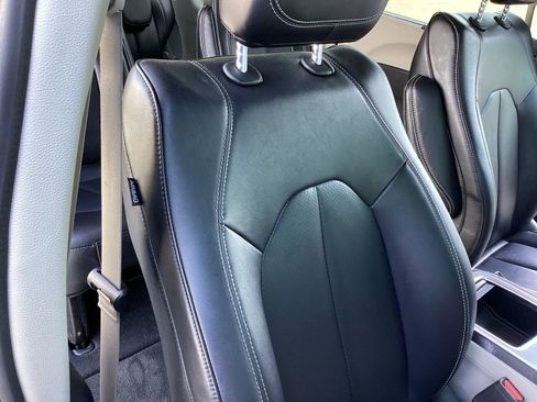 Used 2024 Chrysler Pacifica Touring-L image 18