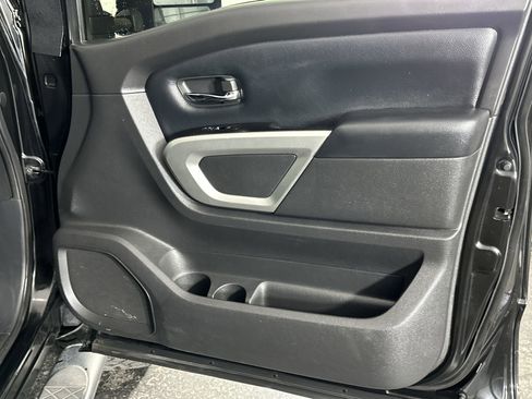 Used 2018 Nissan Titan SV image 34