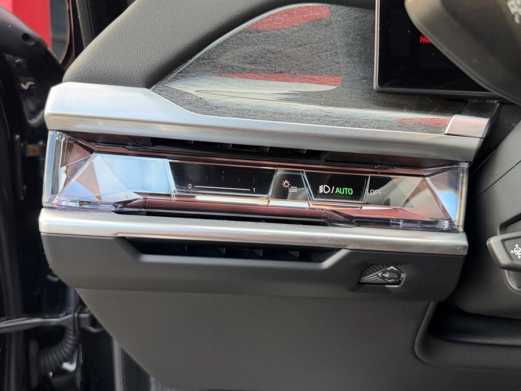 Used 2023 BMW i7 xDrive60 AWD/4WD image 14