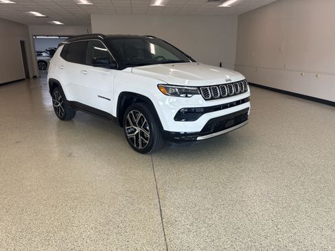 Used 2024 Jeep Compass Limited w/ Elite Group AWD/4WD image 3