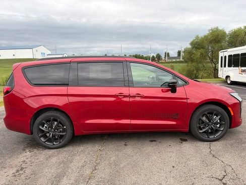 New 2027 Chrysler Pacifica Select AWD/4WD image 4