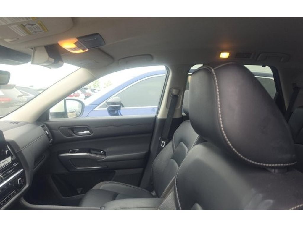 Used 2024 Nissan Pathfinder SL w/ Black Appearance Package AWD/4WD image 10