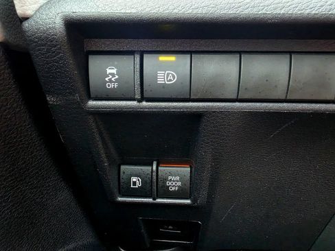 Used 2026 Toyota Sienna XLE FWD image 22