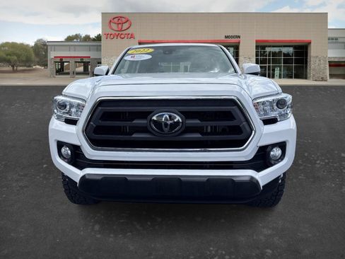Certified 2022 Toyota Tacoma SR5 AWD/4WD image 2