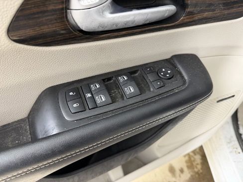 Used 2022 Chrysler Pacifica Limited w/ Uconnect Theater Family Group image 20