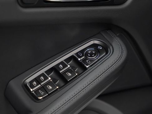 Used 2026 Porsche Macan AWD/4WD image 23