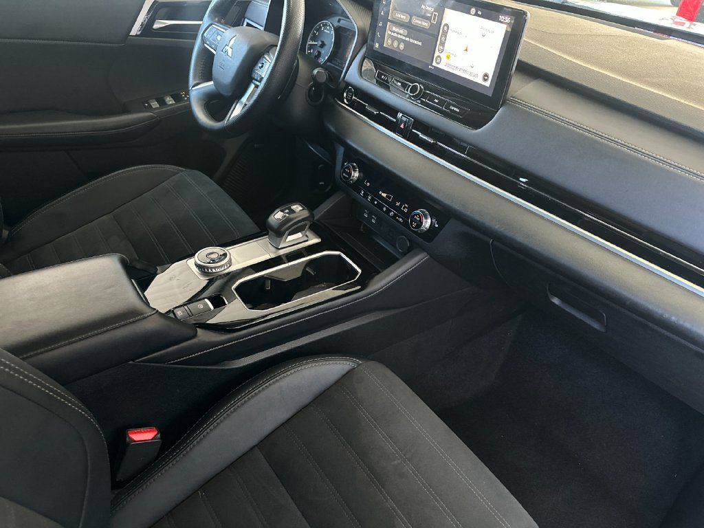 Used 2025 Mitsubishi Outlander SE FWD image 16