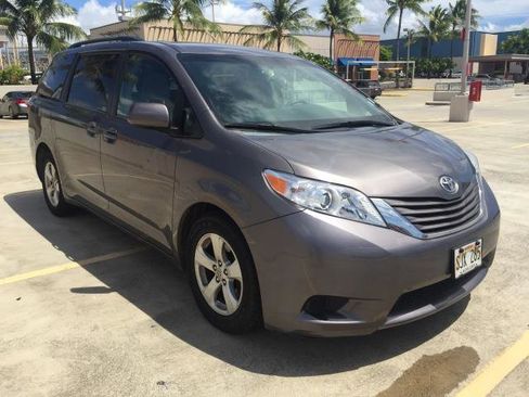 Used 2015 Toyota Sienna LE image 3