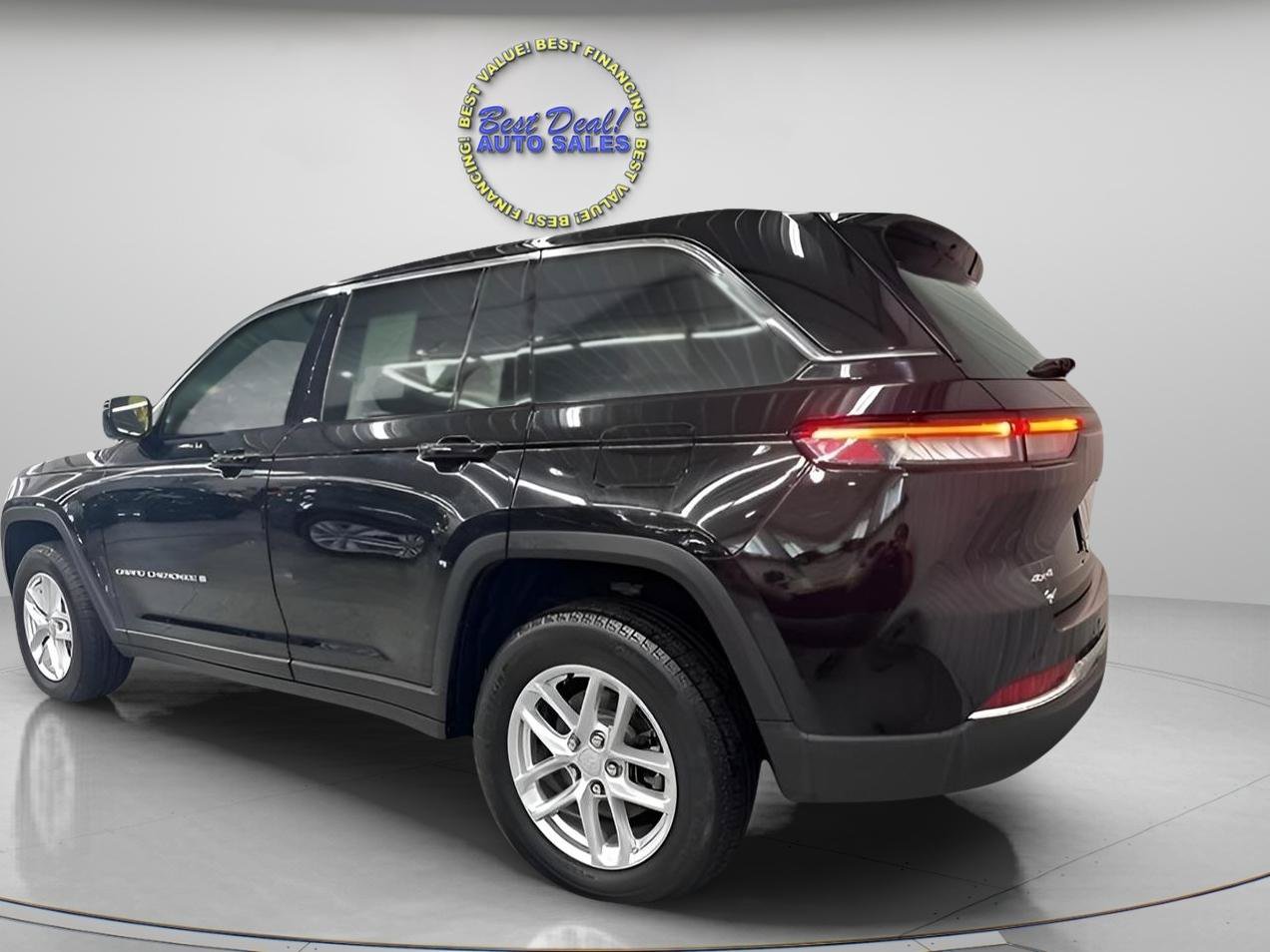 Used 2024 Jeep Grand Cherokee Laredo X w/ Luxury Tech Group I AWD/4WD image 2