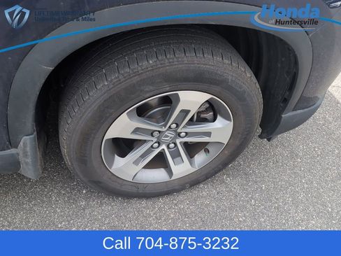 Used 2025 Honda Pilot EX-L image 9