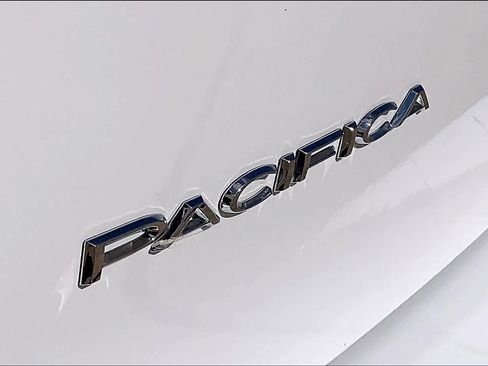 Used 2023 Chrysler Pacifica Touring-L image 10