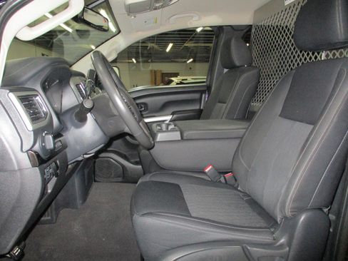 Used 2017 Nissan Titan SV image 15