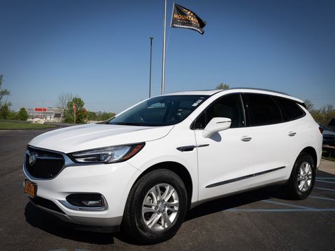 Used 2020 Buick Enclave Essence image 2