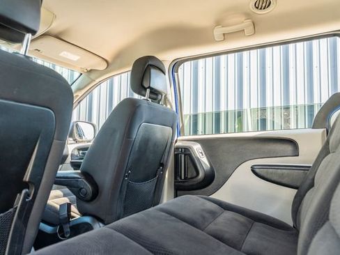 Used 2018 Dodge Grand Caravan SE w/ UConnect Hands-Free Group image 33