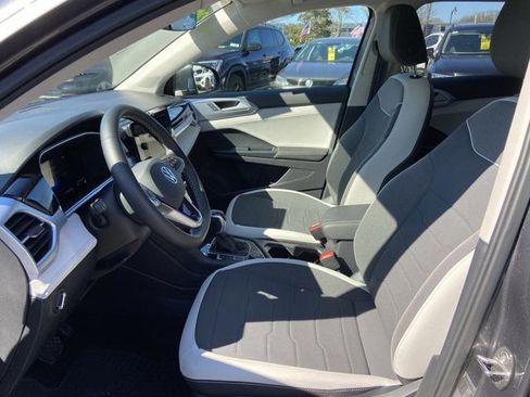 Used 2025 Volkswagen Taos SE w/ Panoramic Sunroof Package image 23
