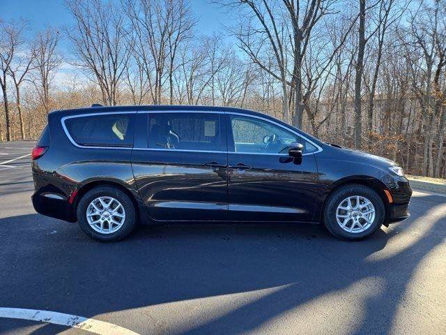 Used 2024 Chrysler Pacifica Touring-L FWD image 2