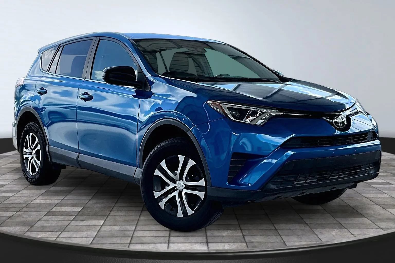 Used 2018 Toyota RAV4 LE w/ All Weather Liner Package FWD image 3