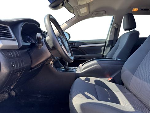 Used 2018 Toyota Highlander LE FWD image 10